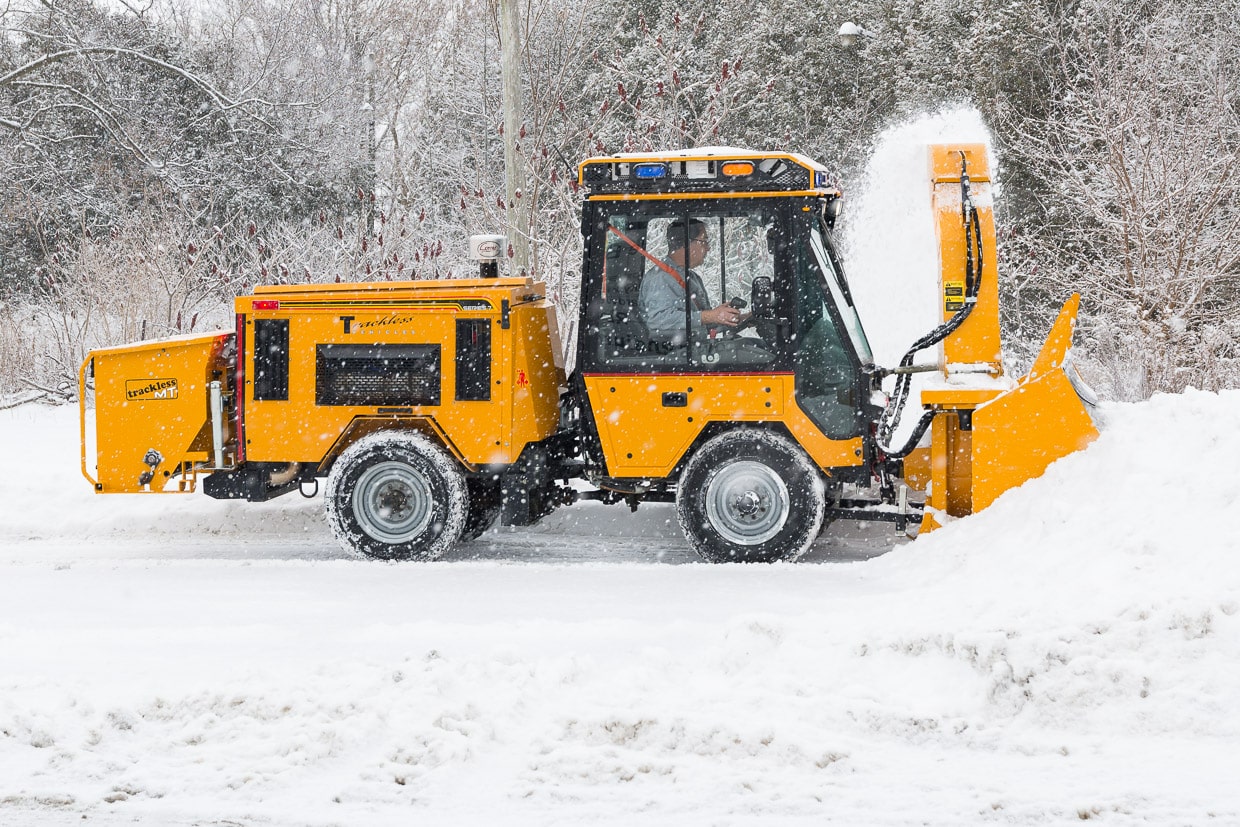 trackless vehicles ribbon snowblower in snow with rear mount sidewalk spreader